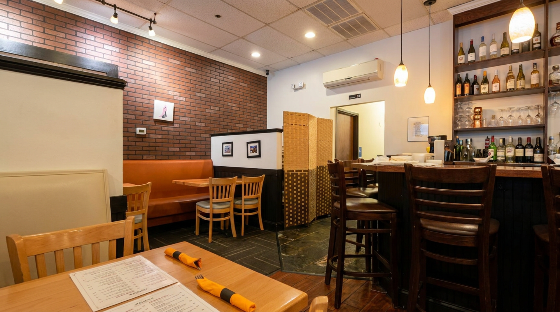 Tables, booths, and bar seats